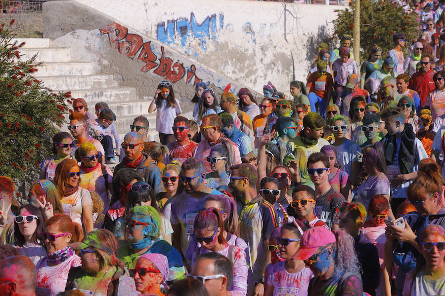 Han sido muchas las familias con niños que se han animado así a empezar el Día de Andalucía corriendo entre polvos de colores. En total, más de 4.000 personas