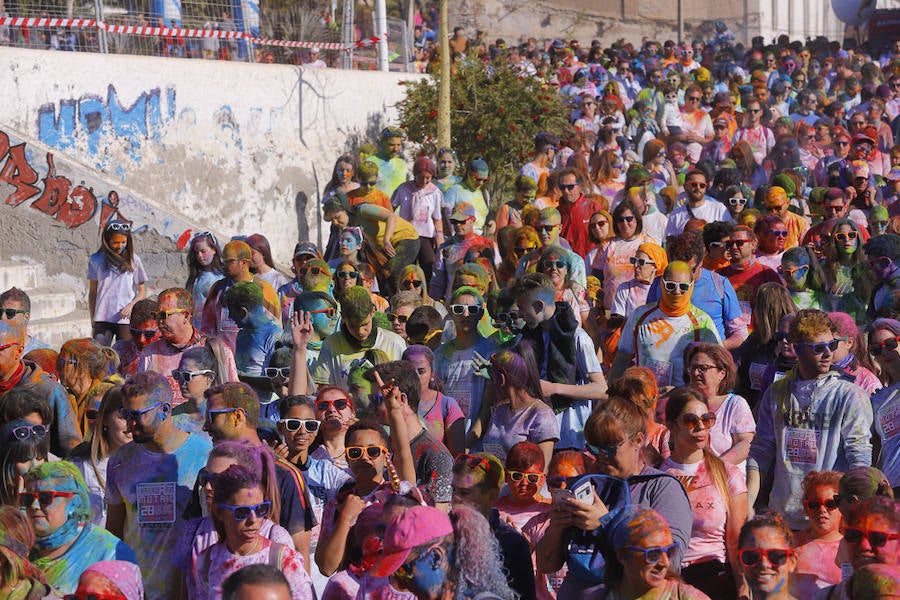 Han sido muchas las familias con niños que se han animado así a empezar el Día de Andalucía corriendo entre polvos de colores. En total, más de 4.000 personas