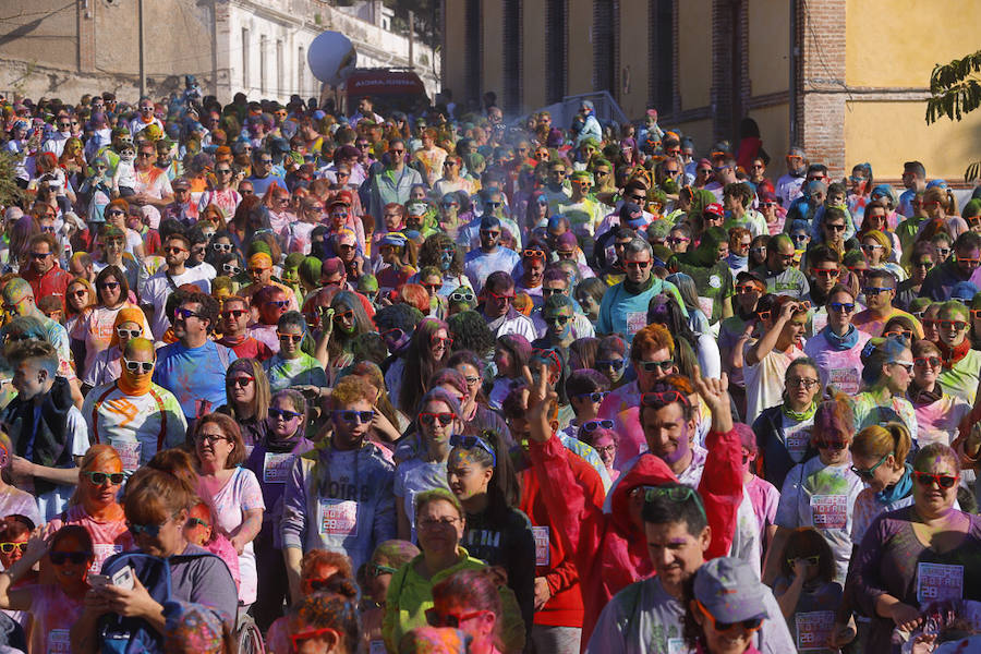 Han sido muchas las familias con niños que se han animado así a empezar el Día de Andalucía corriendo entre polvos de colores. En total, más de 4.000 personas