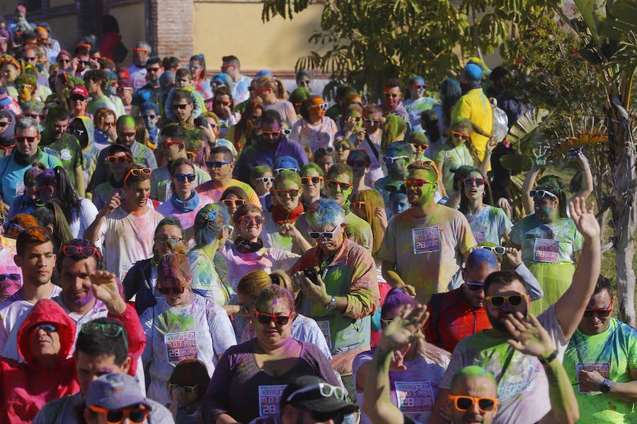 Han sido muchas las familias con niños que se han animado así a empezar el Día de Andalucía corriendo entre polvos de colores. En total, más de 4.000 personas