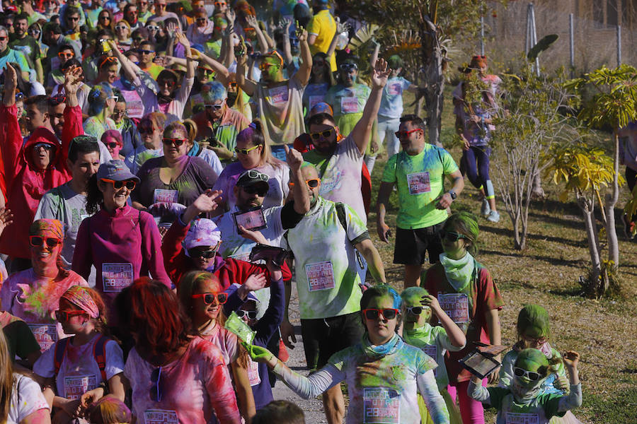 Han sido muchas las familias con niños que se han animado así a empezar el Día de Andalucía corriendo entre polvos de colores. En total, más de 4.000 personas