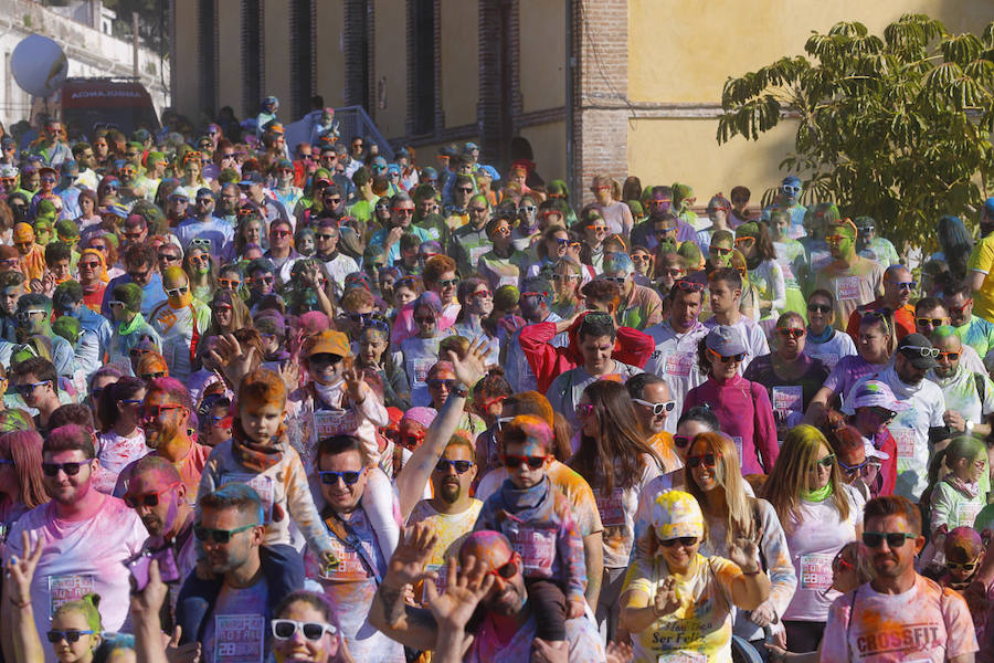 Han sido muchas las familias con niños que se han animado así a empezar el Día de Andalucía corriendo entre polvos de colores. En total, más de 4.000 personas