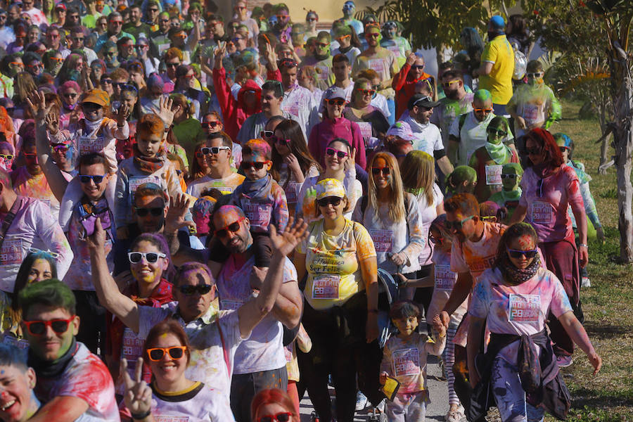 Han sido muchas las familias con niños que se han animado así a empezar el Día de Andalucía corriendo entre polvos de colores. En total, más de 4.000 personas