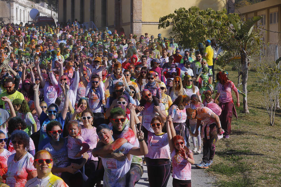 Han sido muchas las familias con niños que se han animado así a empezar el Día de Andalucía corriendo entre polvos de colores. En total, más de 4.000 personas