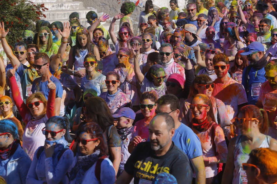 Han sido muchas las familias con niños que se han animado así a empezar el Día de Andalucía corriendo entre polvos de colores. En total, más de 4.000 personas