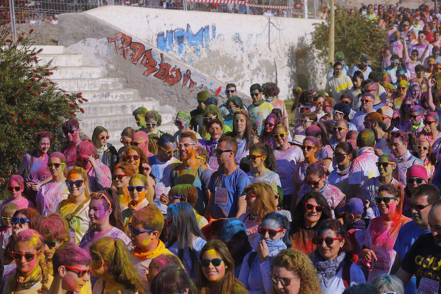 Han sido muchas las familias con niños que se han animado así a empezar el Día de Andalucía corriendo entre polvos de colores. En total, más de 4.000 personas