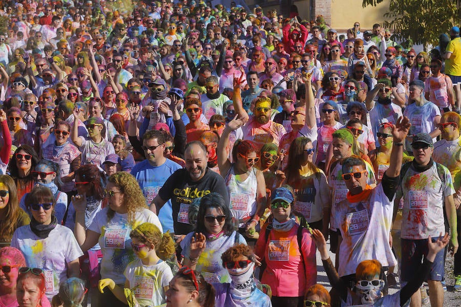 Han sido muchas las familias con niños que se han animado así a empezar el Día de Andalucía corriendo entre polvos de colores. En total, más de 4.000 personas