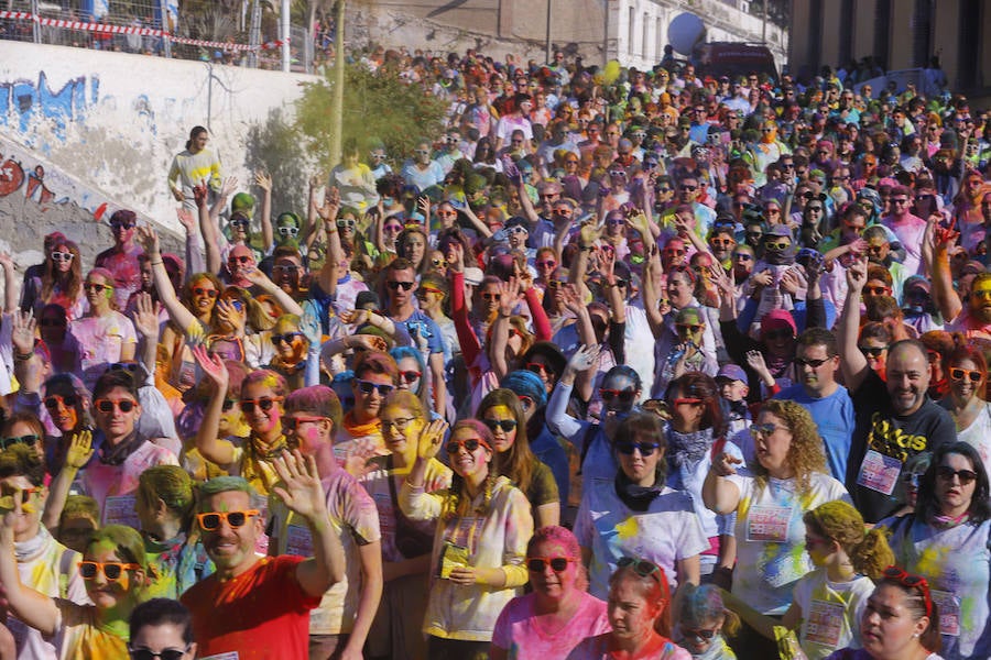 Han sido muchas las familias con niños que se han animado así a empezar el Día de Andalucía corriendo entre polvos de colores. En total, más de 4.000 personas