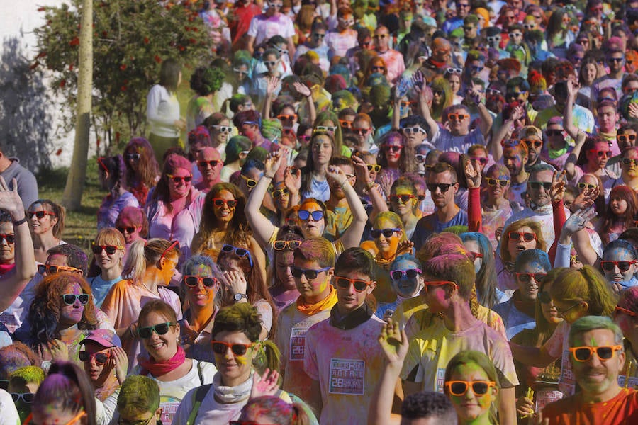 Han sido muchas las familias con niños que se han animado así a empezar el Día de Andalucía corriendo entre polvos de colores. En total, más de 4.000 personas