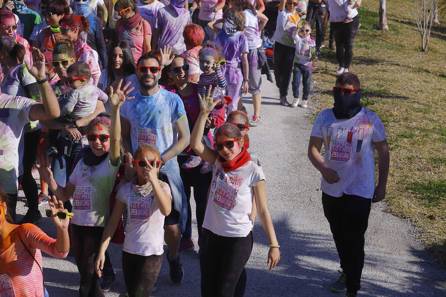 Han sido muchas las familias con niños que se han animado así a empezar el Día de Andalucía corriendo entre polvos de colores. En total, más de 4.000 personas