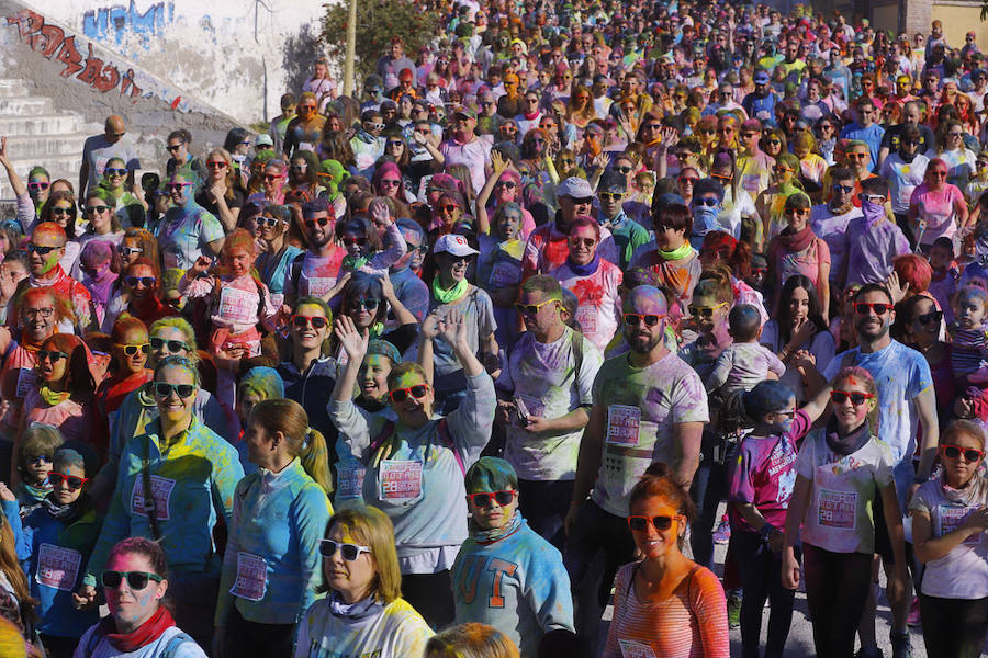 Han sido muchas las familias con niños que se han animado así a empezar el Día de Andalucía corriendo entre polvos de colores. En total, más de 4.000 personas