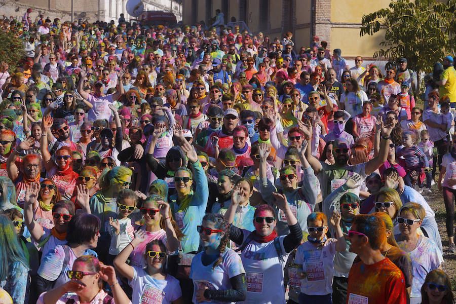 Han sido muchas las familias con niños que se han animado así a empezar el Día de Andalucía corriendo entre polvos de colores. En total, más de 4.000 personas