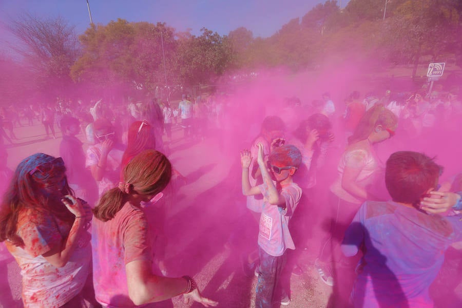 Han sido muchas las familias con niños que se han animado así a empezar el Día de Andalucía corriendo entre polvos de colores. En total, más de 4.000 personas