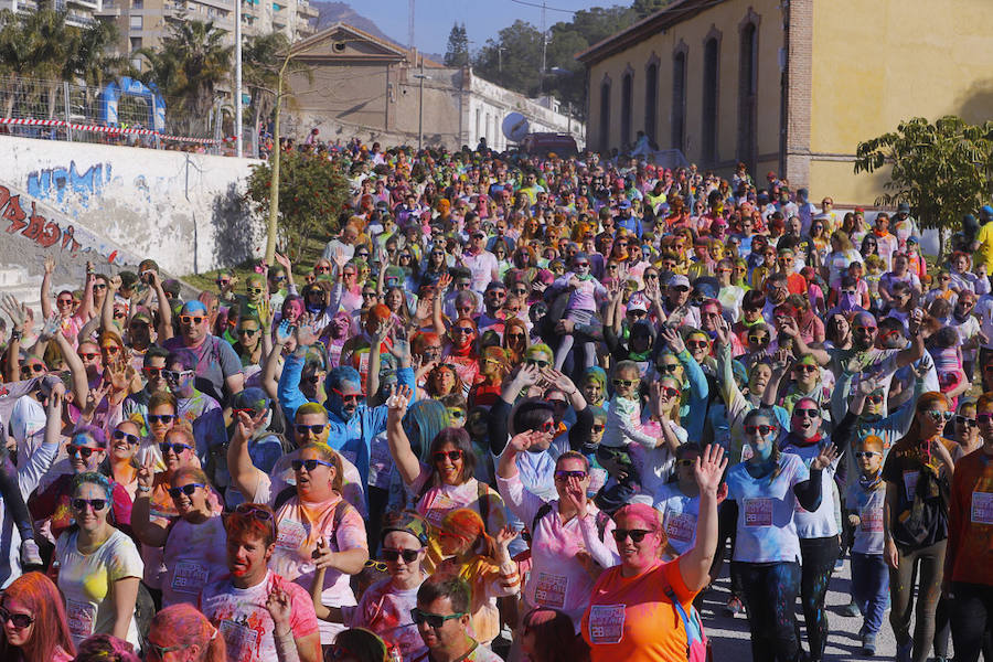 Han sido muchas las familias con niños que se han animado así a empezar el Día de Andalucía corriendo entre polvos de colores. En total, más de 4.000 personas