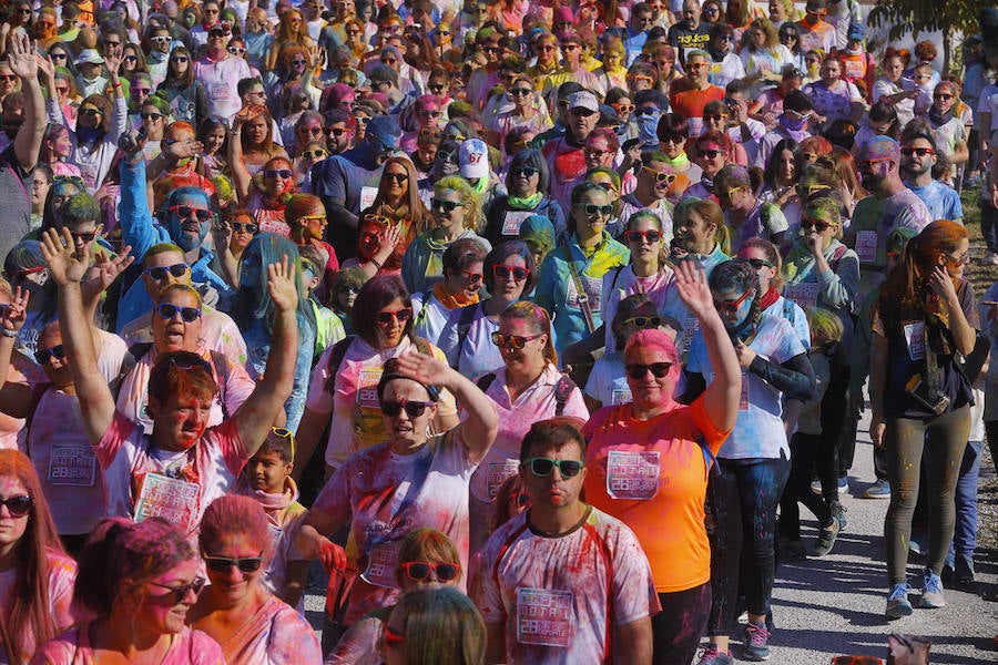 Han sido muchas las familias con niños que se han animado así a empezar el Día de Andalucía corriendo entre polvos de colores. En total, más de 4.000 personas