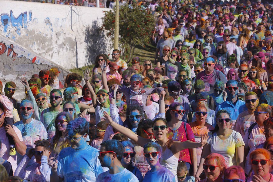 Han sido muchas las familias con niños que se han animado así a empezar el Día de Andalucía corriendo entre polvos de colores. En total, más de 4.000 personas