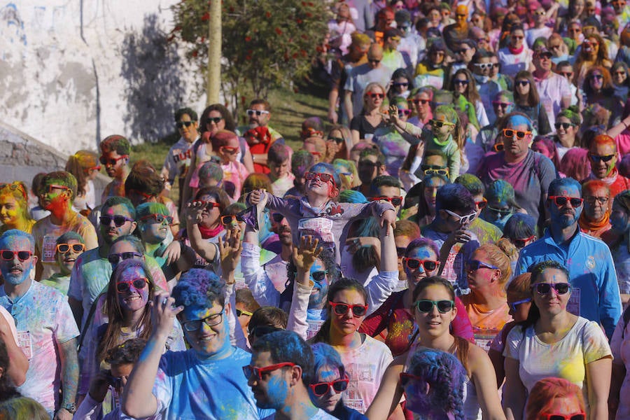 Han sido muchas las familias con niños que se han animado así a empezar el Día de Andalucía corriendo entre polvos de colores. En total, más de 4.000 personas