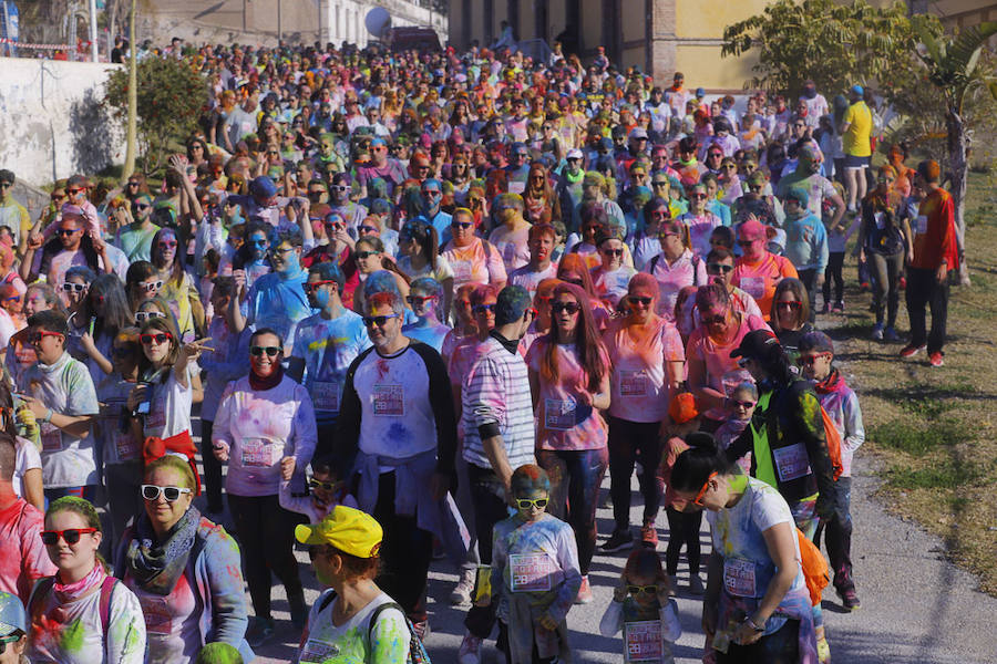 Han sido muchas las familias con niños que se han animado así a empezar el Día de Andalucía corriendo entre polvos de colores. En total, más de 4.000 personas