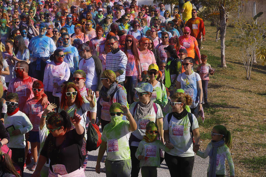 Han sido muchas las familias con niños que se han animado así a empezar el Día de Andalucía corriendo entre polvos de colores. En total, más de 4.000 personas