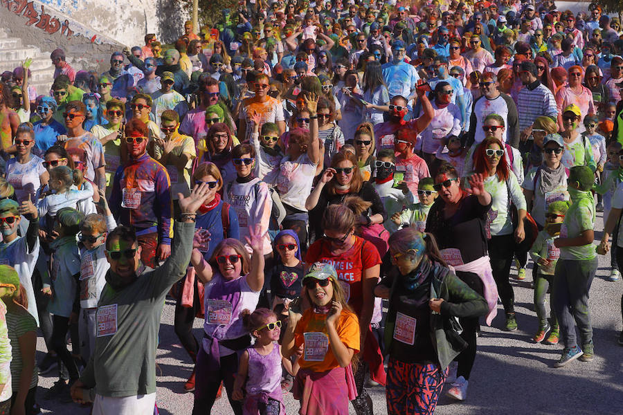 Han sido muchas las familias con niños que se han animado así a empezar el Día de Andalucía corriendo entre polvos de colores. En total, más de 4.000 personas