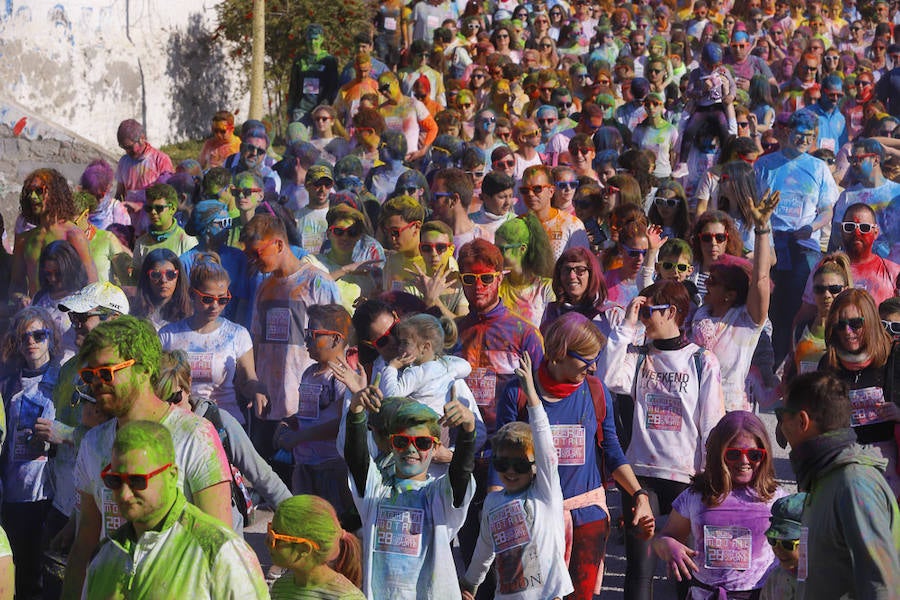 Han sido muchas las familias con niños que se han animado así a empezar el Día de Andalucía corriendo entre polvos de colores. En total, más de 4.000 personas