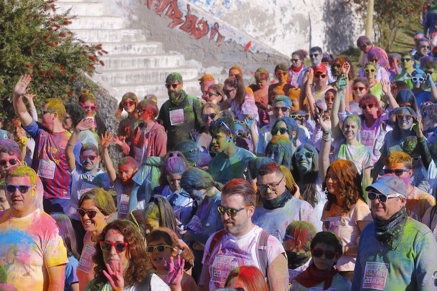 Han sido muchas las familias con niños que se han animado así a empezar el Día de Andalucía corriendo entre polvos de colores. En total, más de 4.000 personas