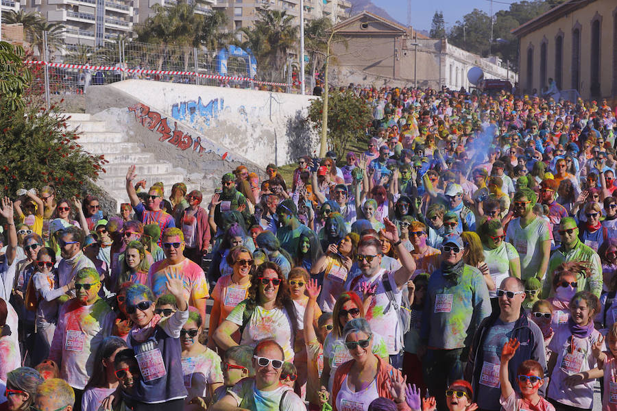 Han sido muchas las familias con niños que se han animado así a empezar el Día de Andalucía corriendo entre polvos de colores. En total, más de 4.000 personas