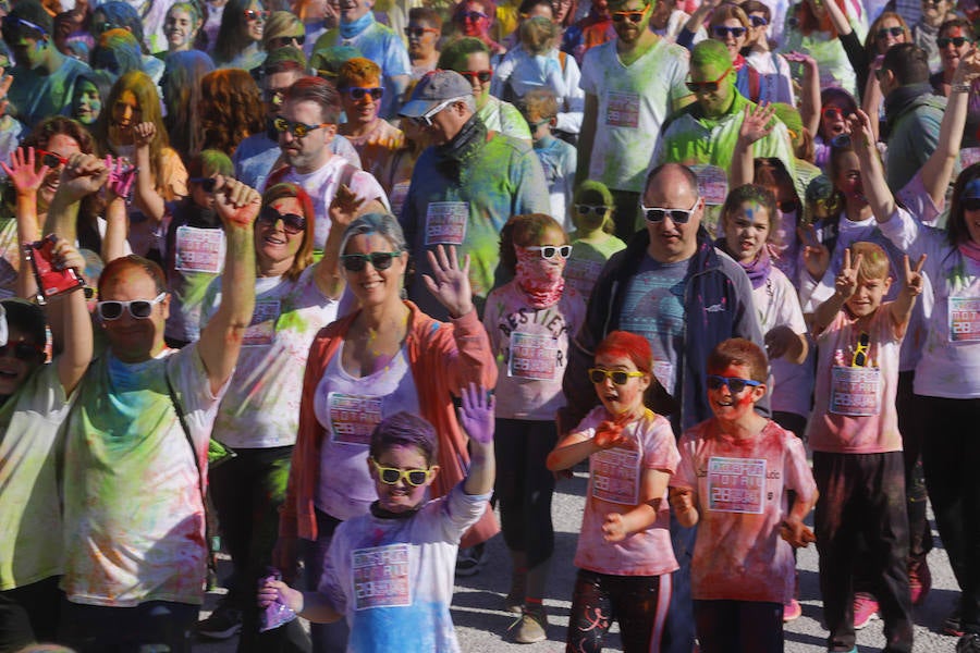 Han sido muchas las familias con niños que se han animado así a empezar el Día de Andalucía corriendo entre polvos de colores. En total, más de 4.000 personas