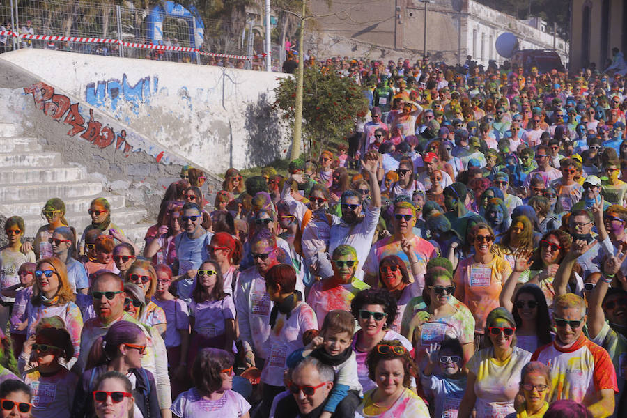 Han sido muchas las familias con niños que se han animado así a empezar el Día de Andalucía corriendo entre polvos de colores. En total, más de 4.000 personas