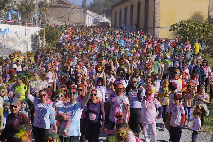 Han sido muchas las familias con niños que se han animado así a empezar el Día de Andalucía corriendo entre polvos de colores. En total, más de 4.000 personas