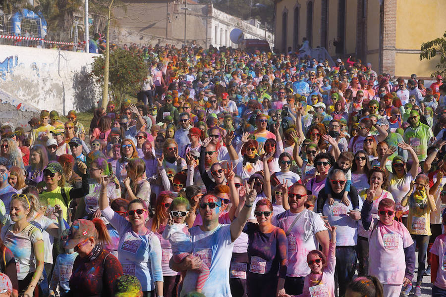 Han sido muchas las familias con niños que se han animado así a empezar el Día de Andalucía corriendo entre polvos de colores. En total, más de 4.000 personas