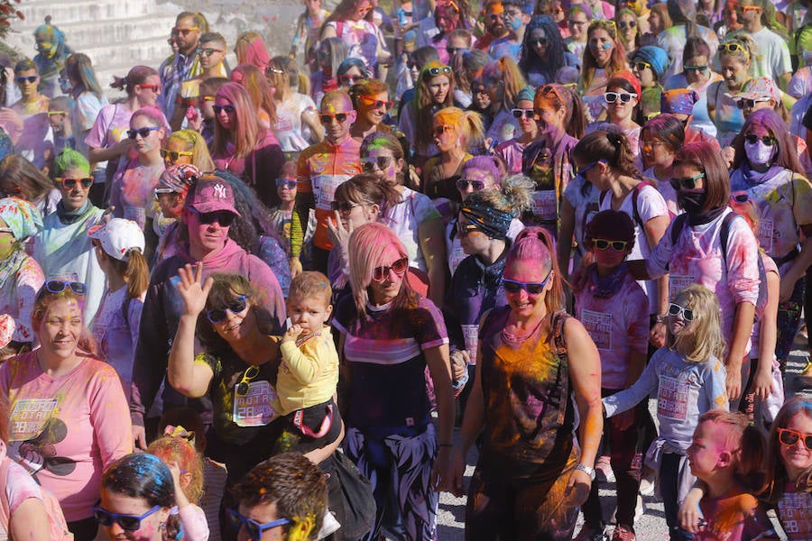 Han sido muchas las familias con niños que se han animado así a empezar el Día de Andalucía corriendo entre polvos de colores. En total, más de 4.000 personas