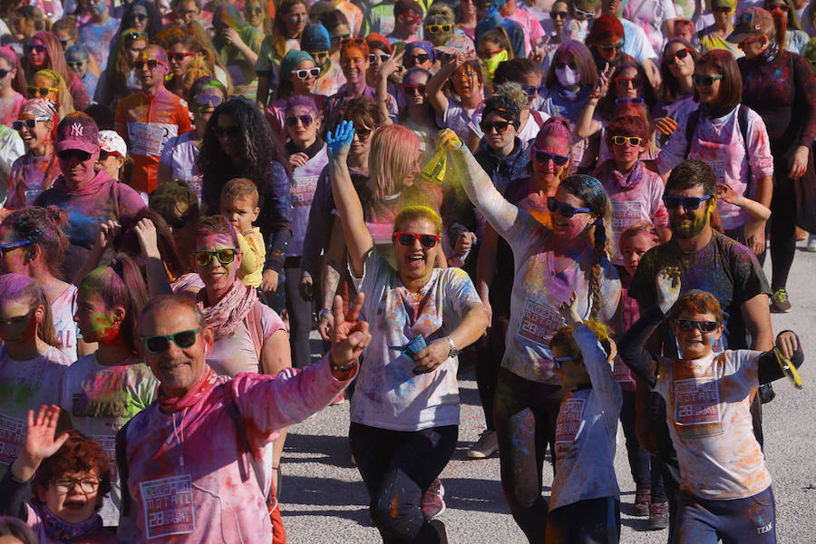 Han sido muchas las familias con niños que se han animado así a empezar el Día de Andalucía corriendo entre polvos de colores. En total, más de 4.000 personas