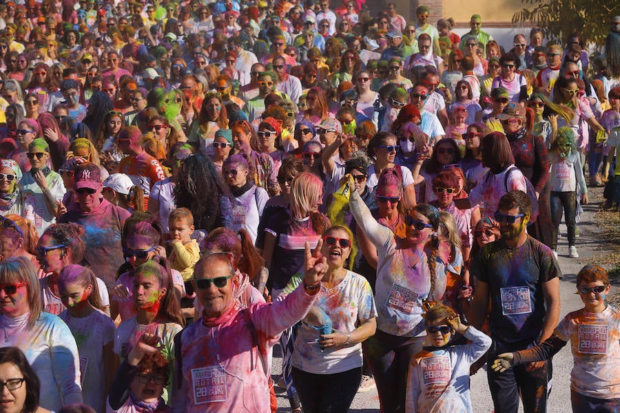 Han sido muchas las familias con niños que se han animado así a empezar el Día de Andalucía corriendo entre polvos de colores. En total, más de 4.000 personas