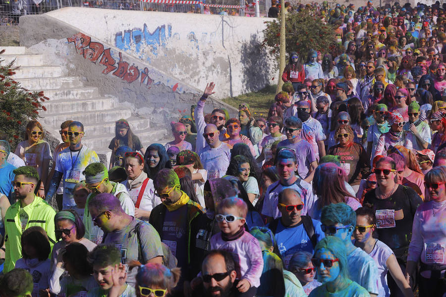 Han sido muchas las familias con niños que se han animado así a empezar el Día de Andalucía corriendo entre polvos de colores. En total, más de 4.000 personas