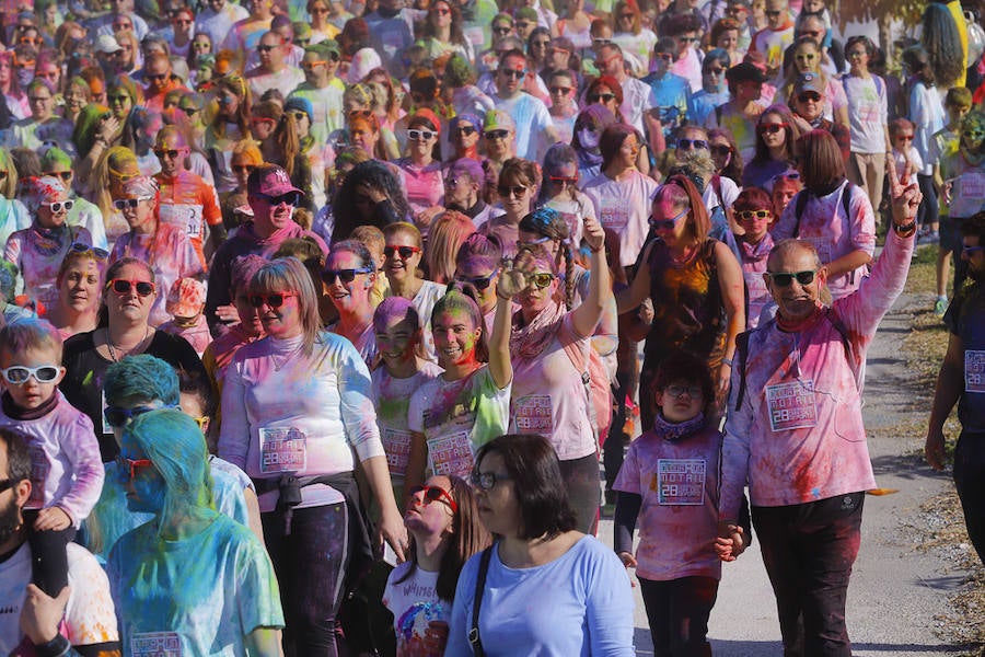 Han sido muchas las familias con niños que se han animado así a empezar el Día de Andalucía corriendo entre polvos de colores. En total, más de 4.000 personas