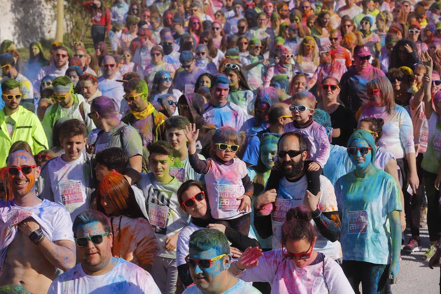 Han sido muchas las familias con niños que se han animado así a empezar el Día de Andalucía corriendo entre polvos de colores. En total, más de 4.000 personas