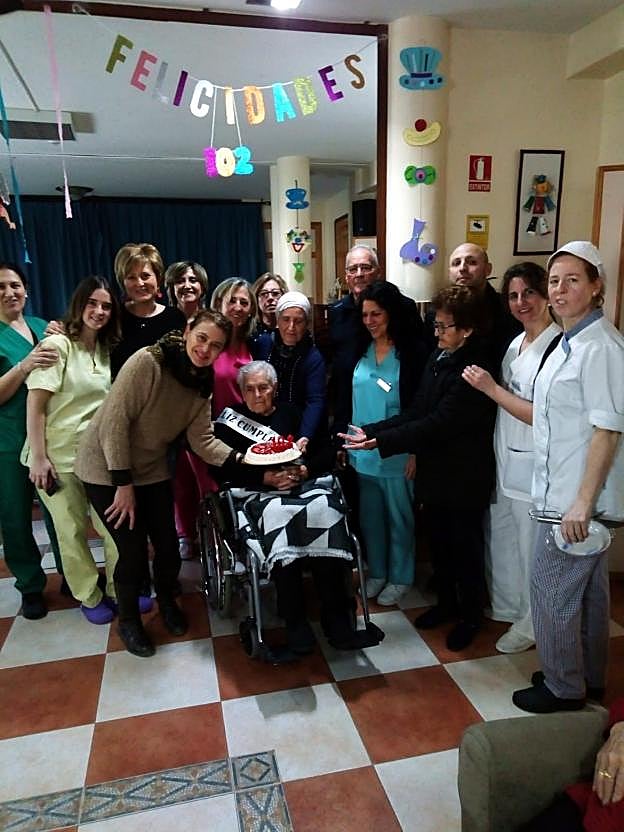 Antonia recibe una tarta y una felicitación masiva.