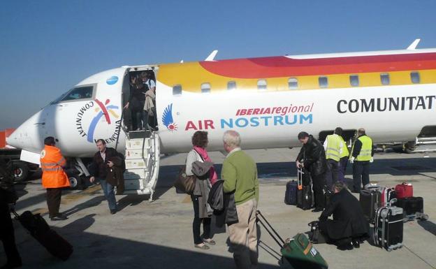 Un avión de Air Nostrum en el aeropuerto granadino.