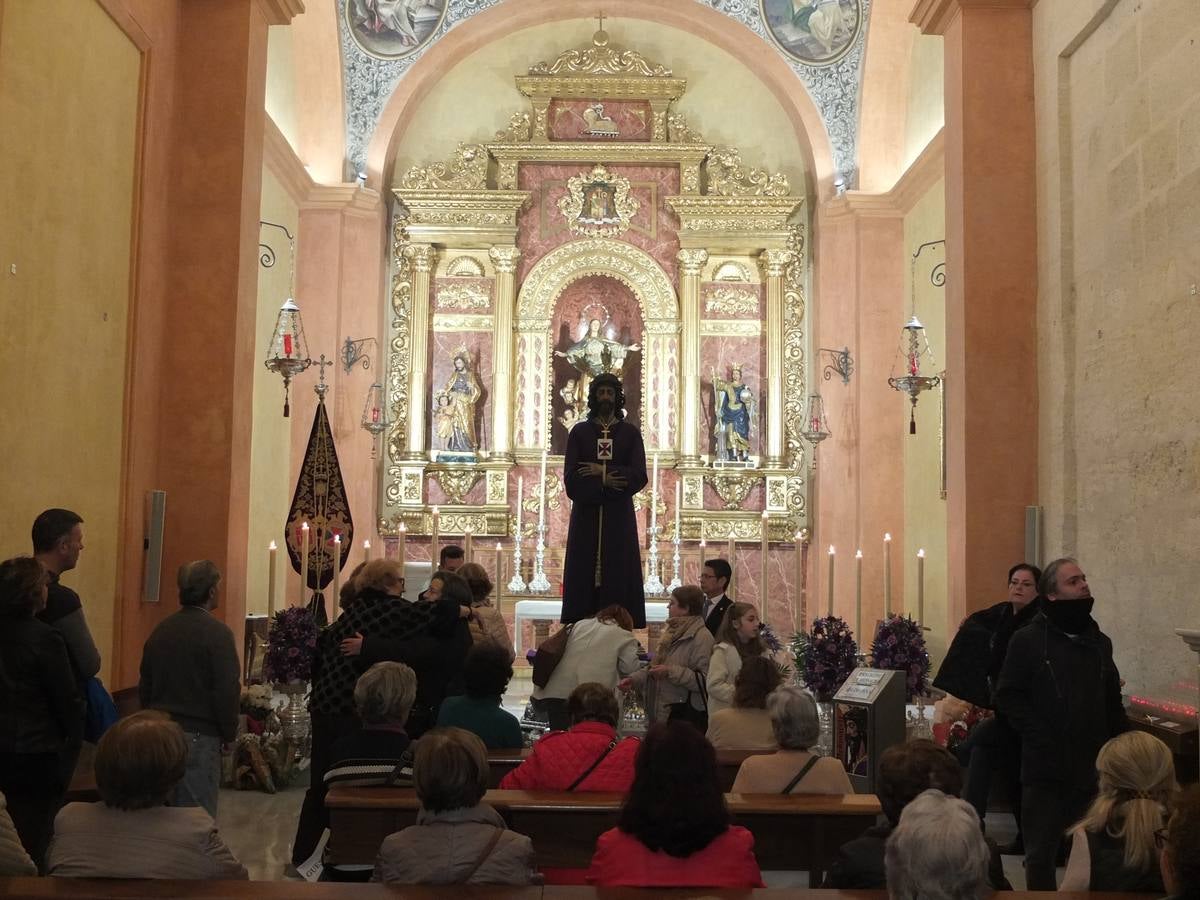 El Cristo de Medinaceli vuelve a su capilla y recibió durante todo el día de ayer el goteo incesante de visitas en una capital que se encuentra en pleno puente