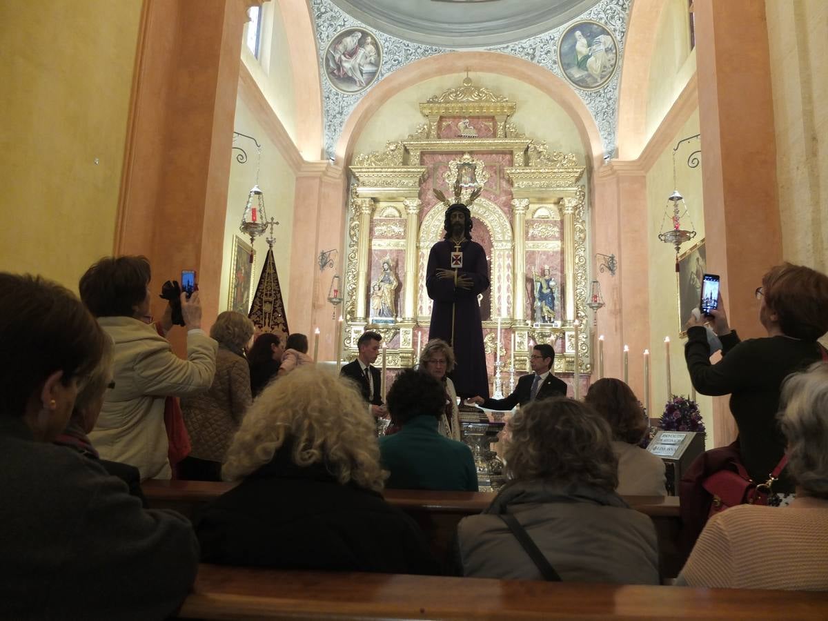 El Cristo de Medinaceli vuelve a su capilla y recibió durante todo el día de ayer el goteo incesante de visitas en una capital que se encuentra en pleno puente