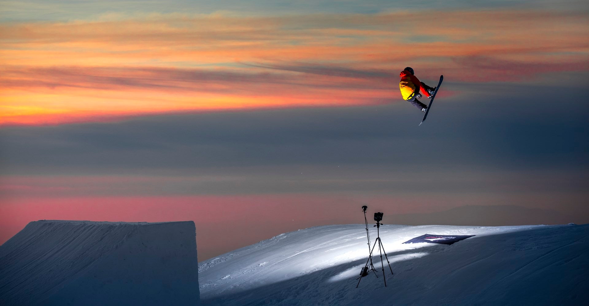 Los riders del equipo oficial de Sierra Nevada protagonizaron este jueves una sesión de saltos en el snowpark Sulayr