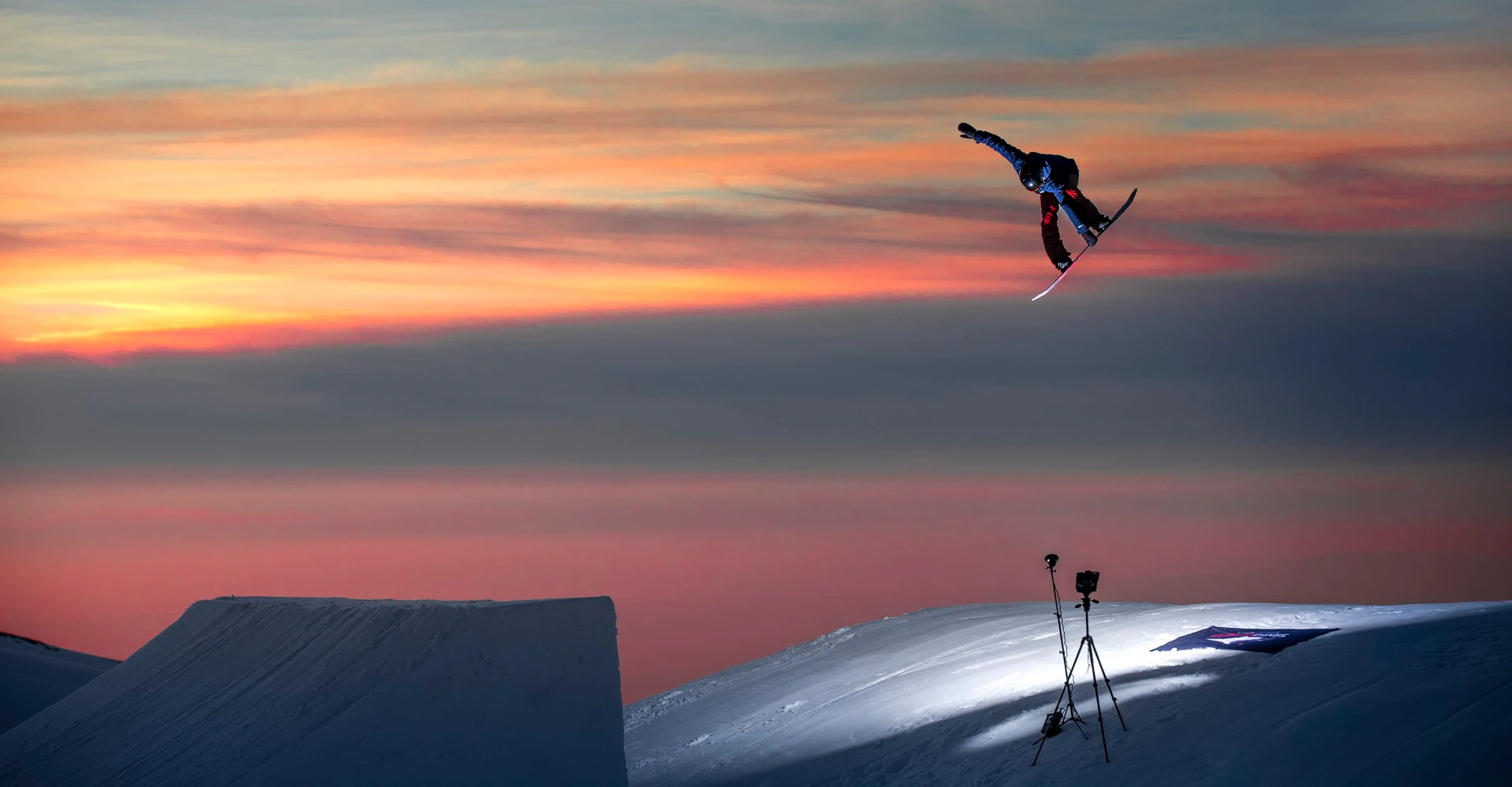 Los riders del equipo oficial de Sierra Nevada protagonizaron este jueves una sesión de saltos en el snowpark Sulayr