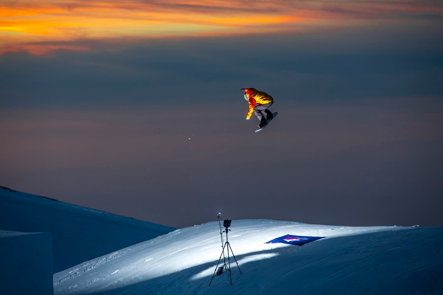 Los riders del equipo oficial de Sierra Nevada protagonizaron este jueves una sesión de saltos en el snowpark Sulayr