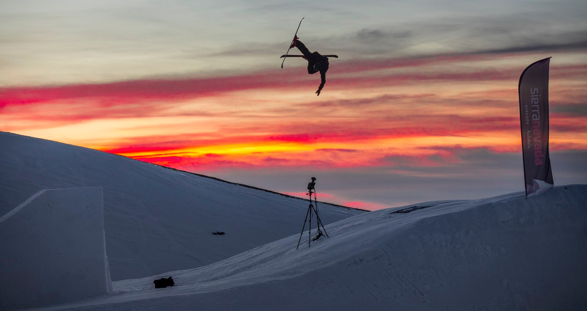 Los riders del equipo oficial de Sierra Nevada protagonizaron este jueves una sesión de saltos en el snowpark Sulayr