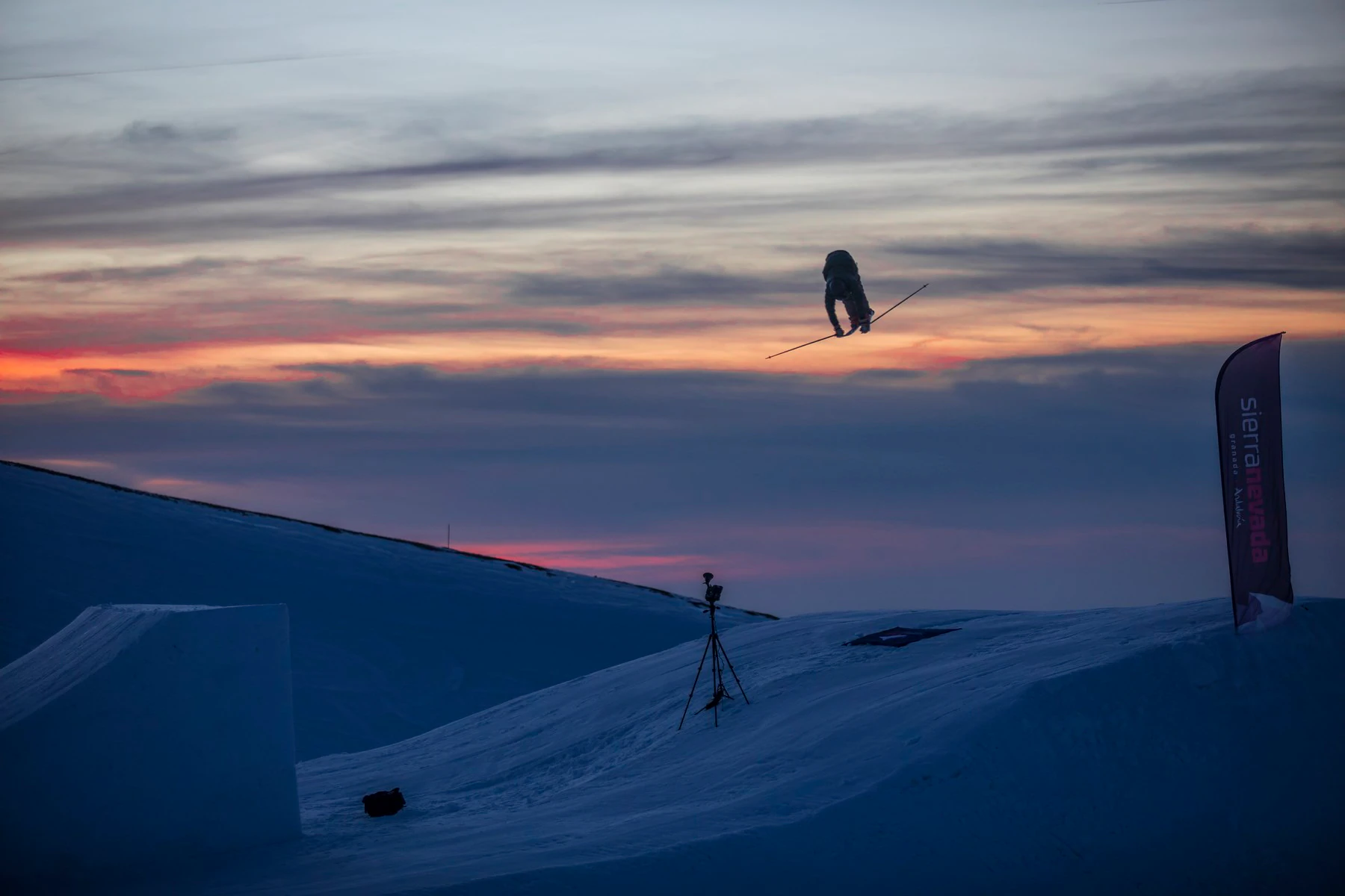 Los riders del equipo oficial de Sierra Nevada protagonizaron este jueves una sesión de saltos en el snowpark Sulayr
