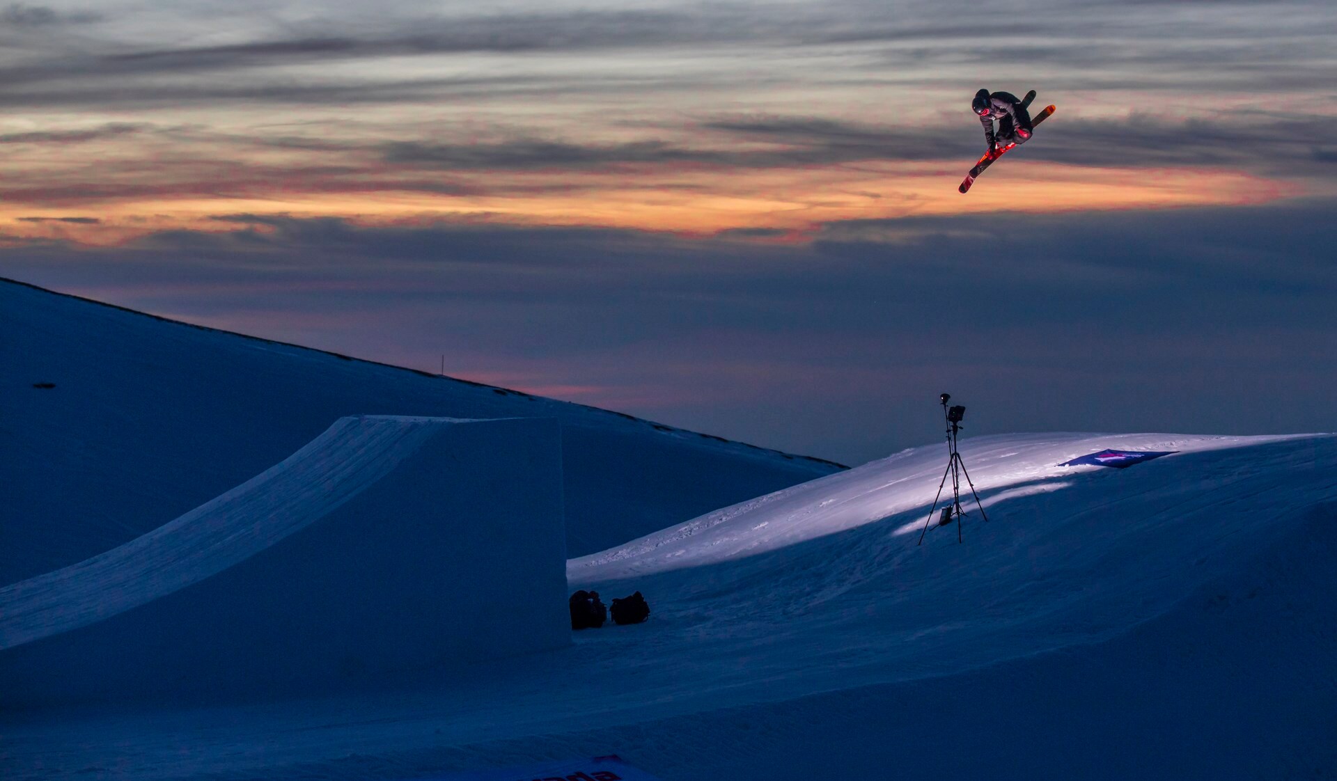 Los riders del equipo oficial de Sierra Nevada protagonizaron este jueves una sesión de saltos en el snowpark Sulayr