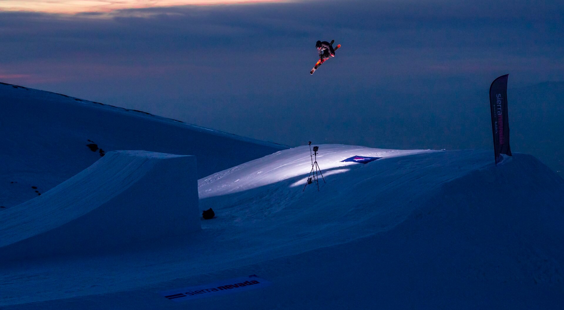 Los riders del equipo oficial de Sierra Nevada protagonizaron este jueves una sesión de saltos en el snowpark Sulayr