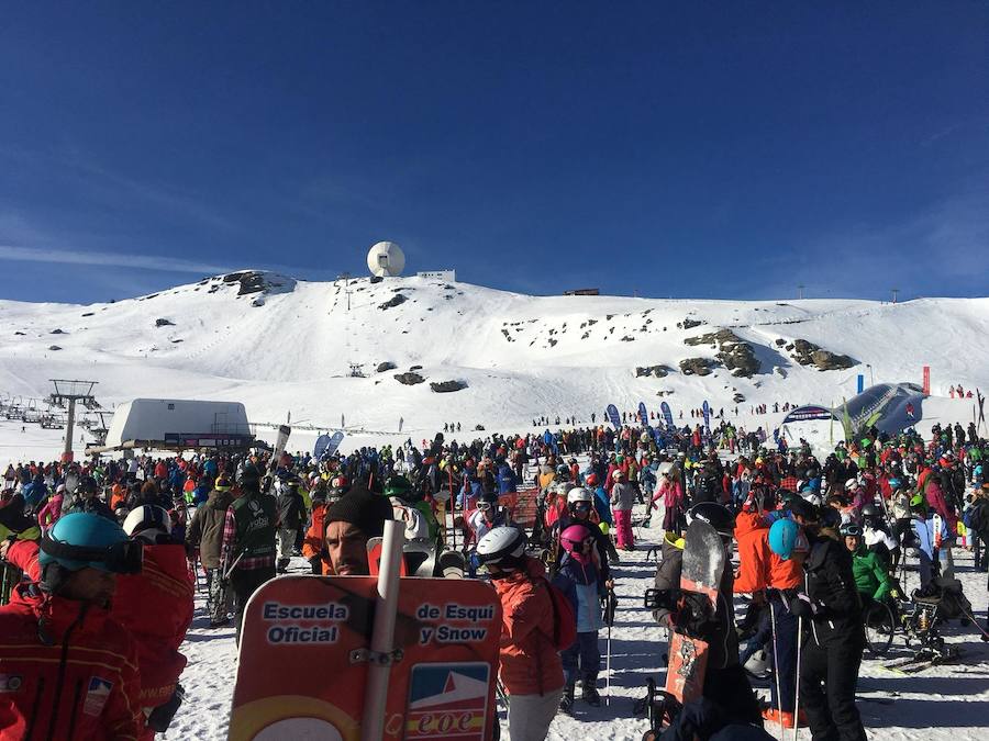 El buen tiempo y el puente de Andalucía han provocado que la estación de esquí granadina presente una aspecto espectacular, con miles de esquiadores y visitantes disfrutando de Sierra Nevada.