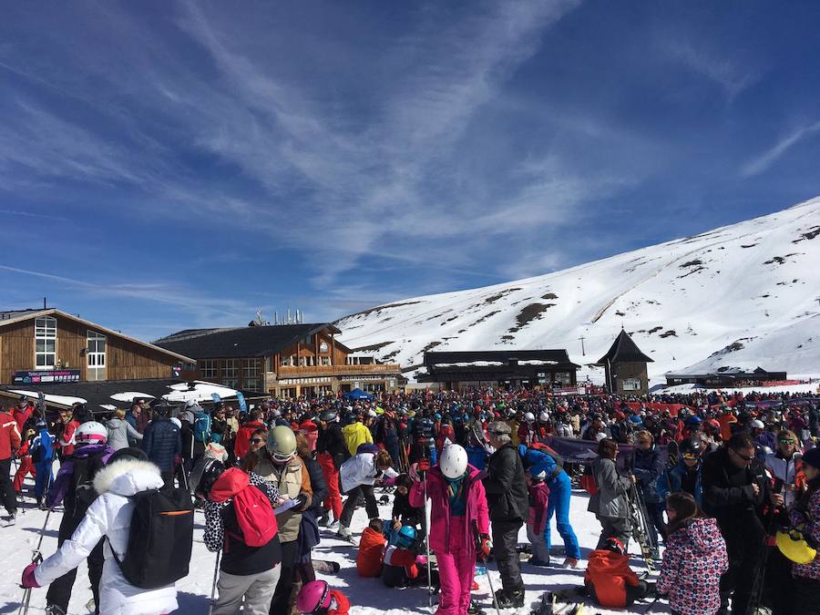 El buen tiempo y el puente de Andalucía han provocado que la estación de esquí granadina presente una aspecto espectacular, con miles de esquiadores y visitantes disfrutando de Sierra Nevada.